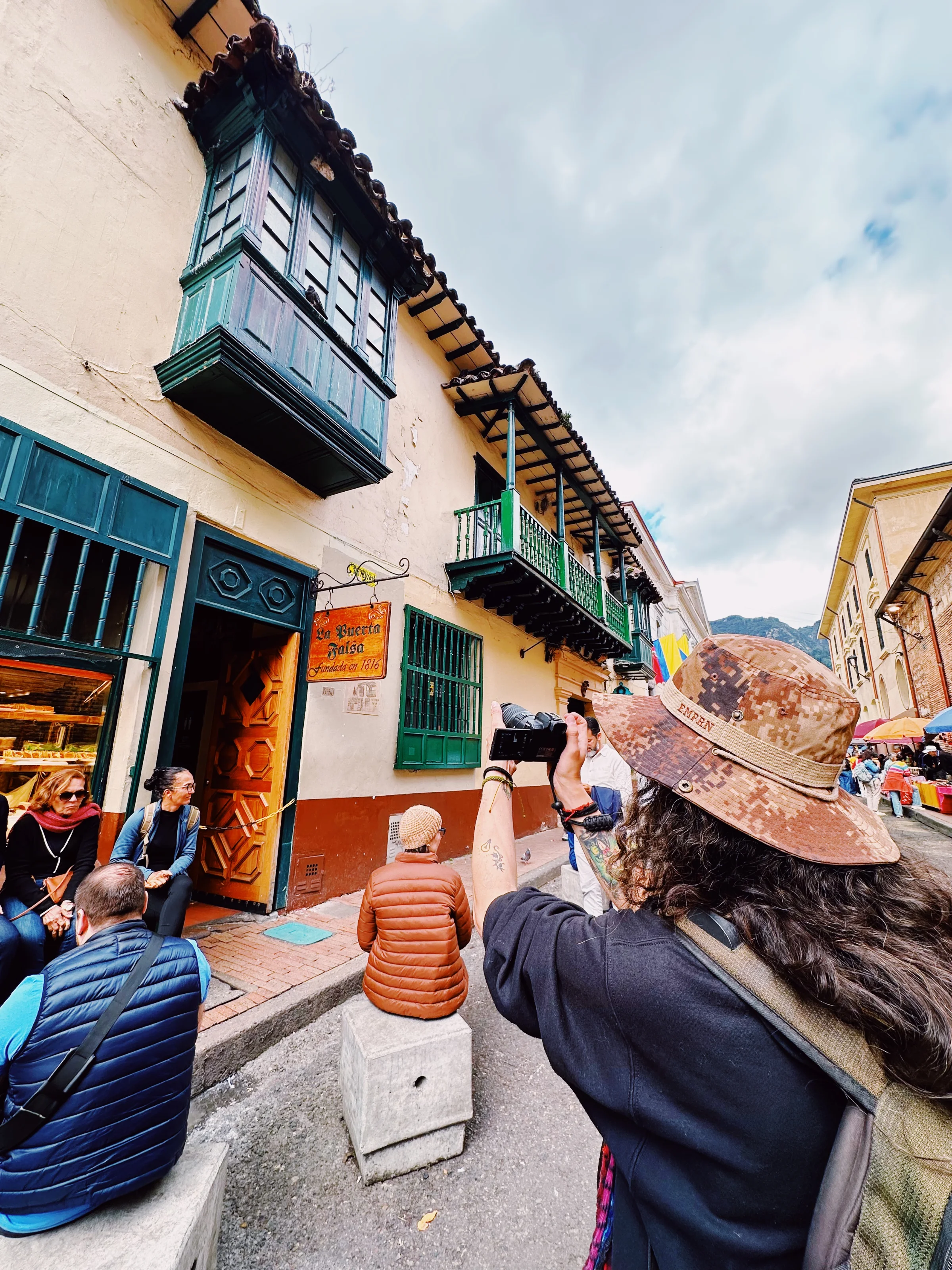 Encuentro en la Puerta Falsa — Fotografía callejera en Bogotá en Bogotá, Colombia