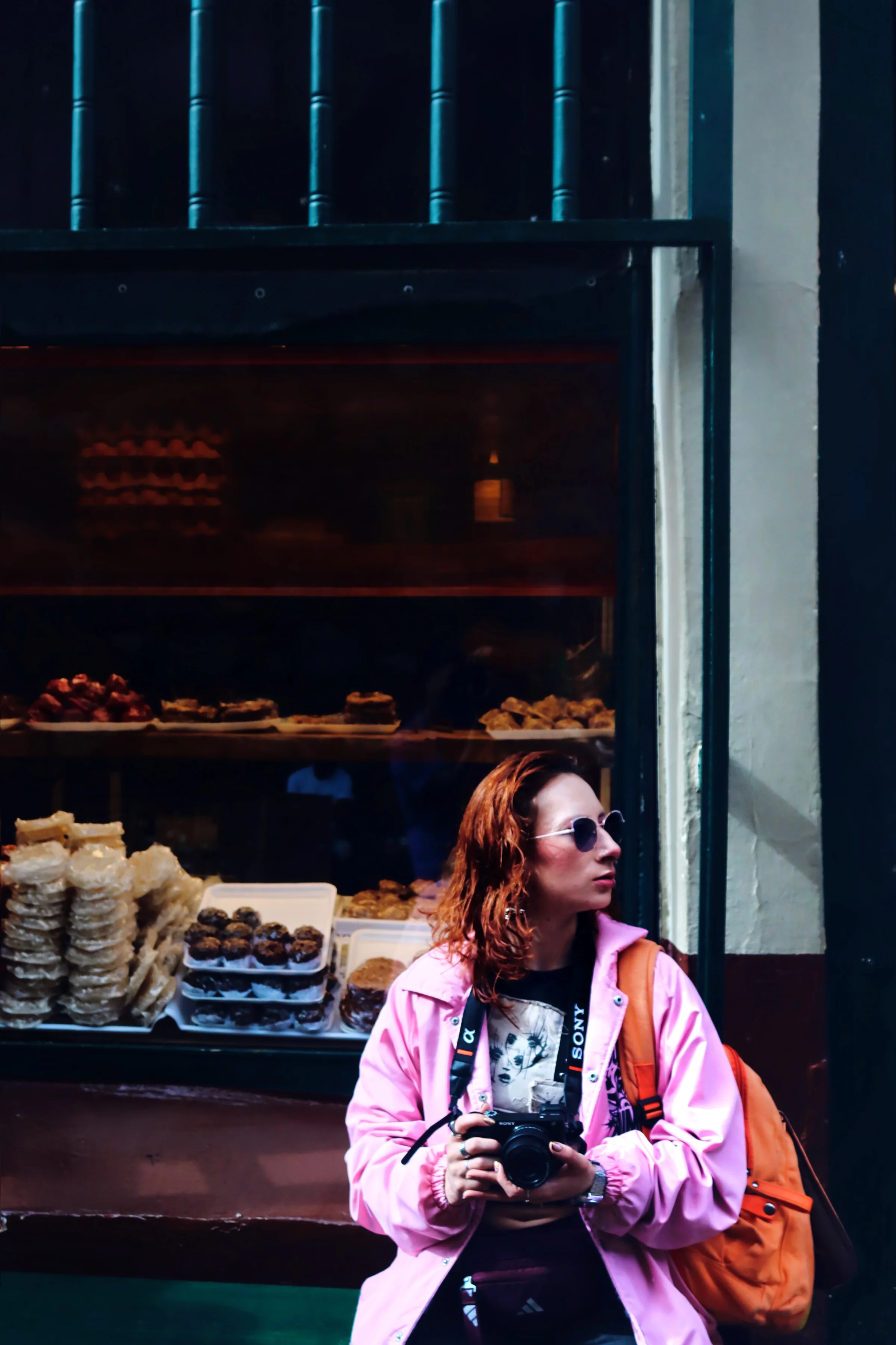 Disfruta de un dulce o bebida tipica. — Fotografía callejera en Bogotá en Bogotá, Colombia